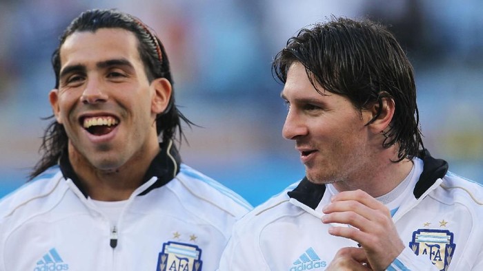 CAPE TOWN, SOUTH AFRICA - JULY 03:  Carlos Tevez and Lionel Messi of Argentina share a joke ahead of the 2010 FIFA World Cup South Africa Quarter Final match between Argentina and Germany at Green Point Stadium on July 3, 2010 in Cape Town, South Africa.  (Photo by Chris McGrath/Getty Images)
