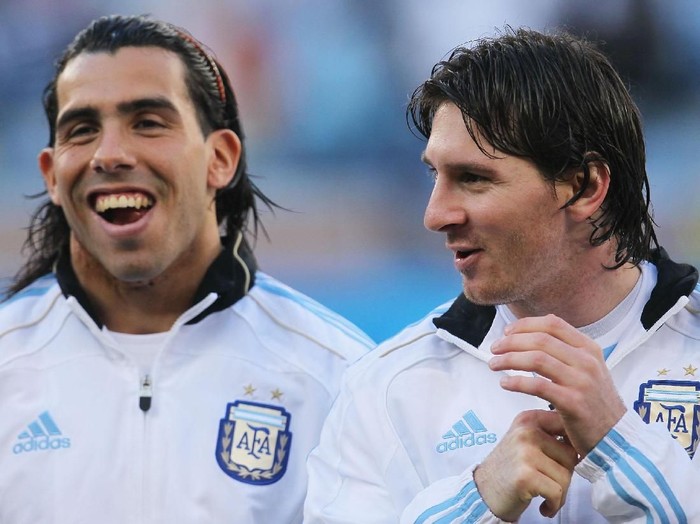 CAPE TOWN, SOUTH AFRICA - JULY 03:  Carlos Tevez and Lionel Messi of Argentina share a joke ahead of the 2010 FIFA World Cup South Africa Quarter Final match between Argentina and Germany at Green Point Stadium on July 3, 2010 in Cape Town, South Africa.  (Photo by Chris McGrath/Getty Images)