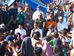 Gaya Jokowi Dialog dengan Korban Gempa Lombok Sambil Lesehan