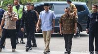 Adu Gaya Jokowi dan Sandiaga Uno Pakai Sneakers Lokal, Keren Mana?