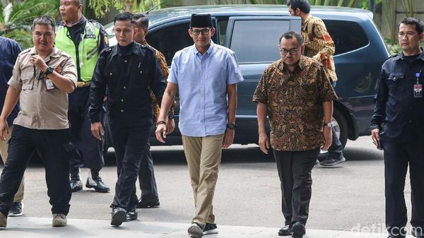 Adu Gaya Jokowi dan Sandiaga Uno Pakai Sneakers Lokal, Keren Mana?