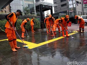 PPSU Bikin Trotoar di Thamrin Kinclong