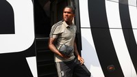 Douglas Costa diyakini akan dilego, meski baru dipermanenkan di awal musim ini dari Bayern Munich. Penampilannya relatif medioker, baru bikin satu gol dan dua assist di 25 pertandingan. Selain itu, Costa juga musim ini kerap cedera hamstring. (Foto: Marco Luzzani/Getty Images)