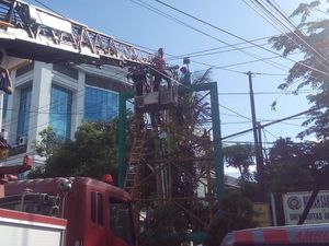 Pasang Baliho, Pekerja Kesetrum Papan Reklame di Depan Kampus USU