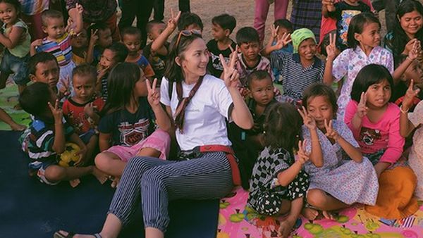 Saat Leona Agustine Bagi Tawa untuk Anak-anak Lombok