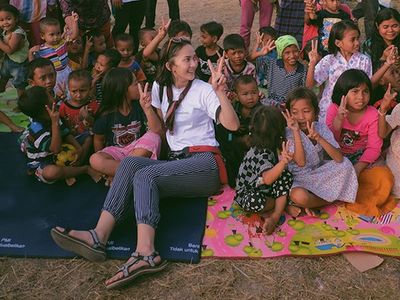Saat Leona Agustine Bagi Tawa untuk Anak-anak Lombok