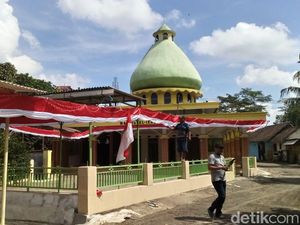 Kain Merah Putih 500 Meter Hiasi Jalan Kampung di Jember