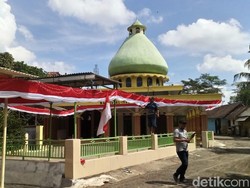 Kain Merah Putih 500 Meter Hiasi Jalan Kampung di Jember