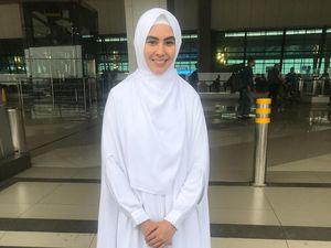 Intip Gaya Kartika Putri Saat Berangkat Haji, Bikin Adem Intip Gaya Kartika Putri Saat Berangkat Haji, Bikin Adem