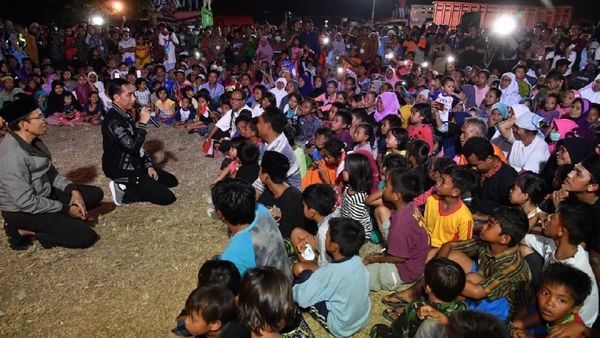 Jokowi di Lombok: Dibonceng TBG & Jadi Imam di Tenda Pengungsian