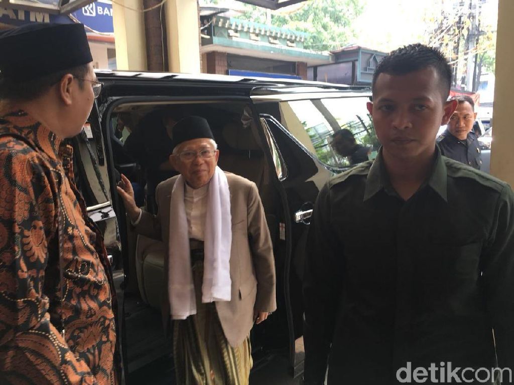 Maruf Amin Tiba di Kantor PBNU untuk Pamitan Pergi Haji Maruf Amin Tiba di Kantor PBNU untuk Pamitan Pergi Haji