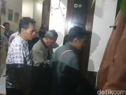 Polisi Evakuasi 11 Anggota Kerajaan Ubur-ubur