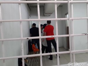 Mesra Terus! Dhawiya & Pacar Selfie di Balik Ruang Tahanan Usai Sidang