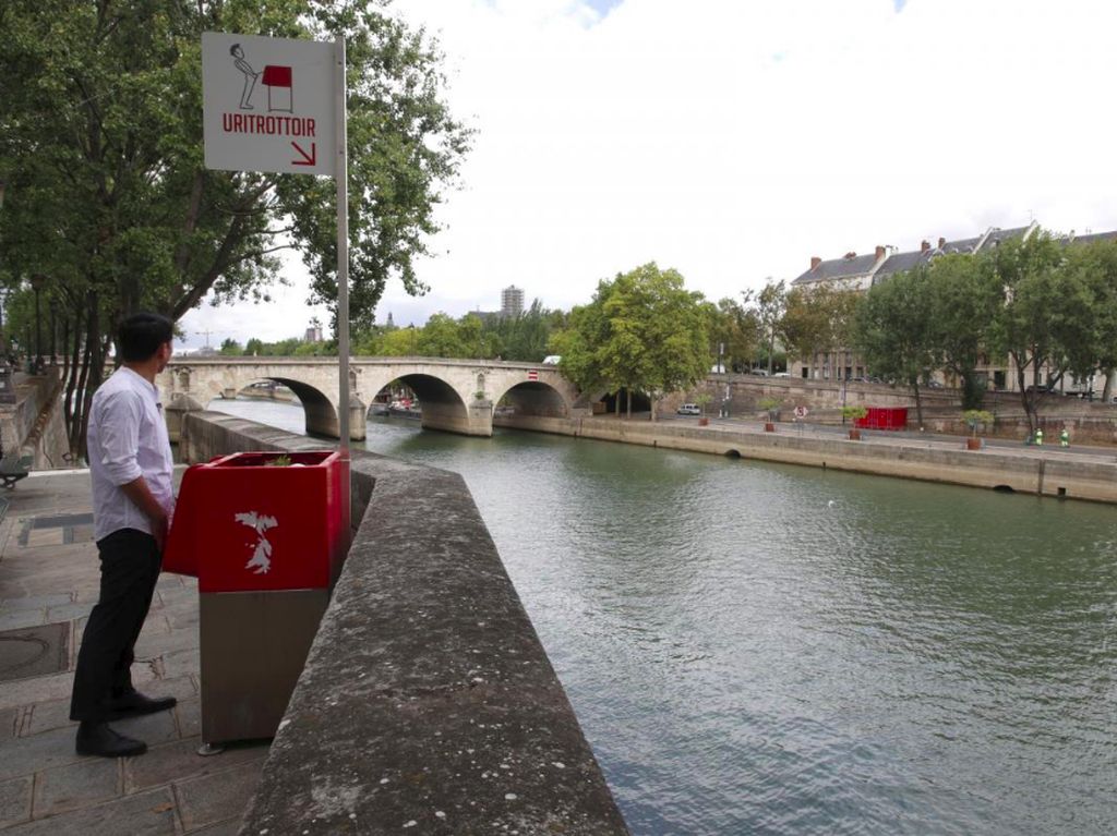 Urinal Ramah Lingkungan di Pinggir Sungai Paris Jadi Kontroversi Urinal Ramah Lingkungan di Pinggir Sungai Paris Jadi Kontroversi