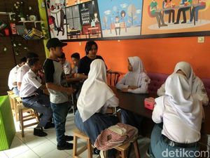 Kafe di Ciamis Gratiskan Makan Bagi Penghafal Teks Proklamasi Kafe di Ciamis Gratiskan Makan Bagi Penghafal Teks Proklamasi