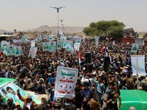 Lautan Manusia di Pemakaman 40 Anak Korban Serangan Arab Saudi