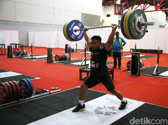 Atlet nasional angkat besi menjalani latihan perdana di JIEXPO Kemayoran, Selasa (14/8/2018). Lindswell Kwok dkk. menjajal lapangan di saat venue belum simpulan dibangun.