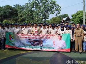 Petugas Kesehatan Buru Hewan Kurban Berpenyakit di Jabar