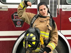 Cantik dan Seksi! Pesona Presley, Pemadam Kebakaran yang Gemar Angkat Beban