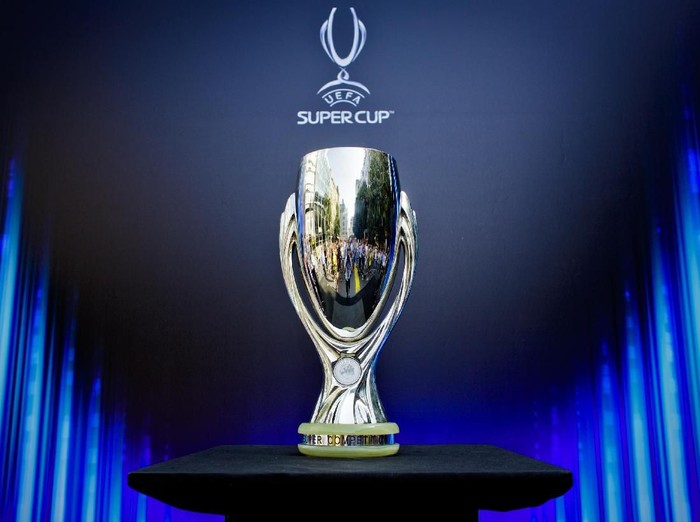 PRAGUE, CZECH REPUBLIC - AUGUST 03:  The UEFA Super Cup trophy is seen displayed during the UEFA Trophy Display Event on August 3, 2013 in Prague, Czech Republic.  (Photo by Matej Divizna/Getty Images for UEFA)