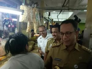Tinjau Pasar Kramat Jati, Anies Curhat Masih Jomblo Tinjau Pasar Kramat Jati, Anies Curhat Masih Jomblo