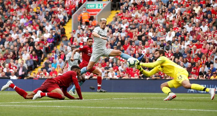 Alisson saat menghalau tendangan striker West Ham Javier Hernandez. (Foto: Andrew Yates/Reuters) Alisson saat menghalau tendangan striker West Ham Javier Hernandez. (Foto: Andrew Yates/Reuters)