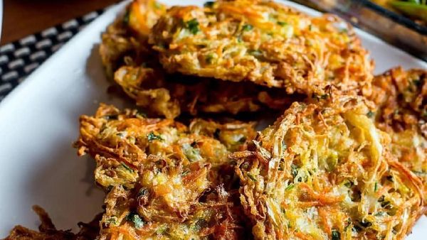 Biar Melek, Enaknya Ngemil Bala-bala Hangat Plus Cabe Rawit
