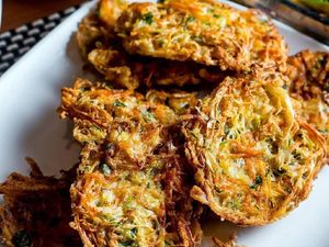 Biar Melek, Enaknya Ngemil Bala-bala Hangat Plus Cabe Rawit