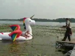 Cewek-cewek Berbikini Naik Pelampung Unicorn Terdampar di Danau