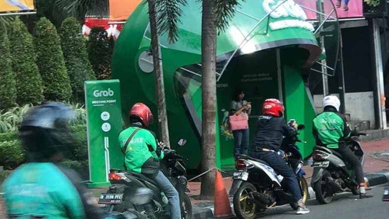 Koalisi Pejalan Kaki Minta Anies Jelaskan Soal Halte Halangi Trotoar