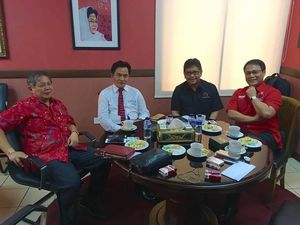 Begini Gaya Yusril Ihza Mahendra Saat Beli Pete dan Ngopi Bareng Elit Politik