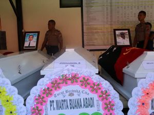 4 Jenazah Korban Jatuhnya Pesawat Dimonim Air Diserahkan ke Keluarga 4 Jenazah Korban Jatuhnya Pesawat Dimonim Air Diserahkan ke Keluarga