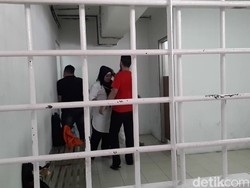 Senyum Dhawiya Mohon Didoakan Jelang Tuntutan
