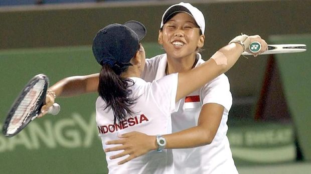 Angelique Widjaja/Wynne Prakusya meraih emas tenis ganda putri pada Asian Games 2002.