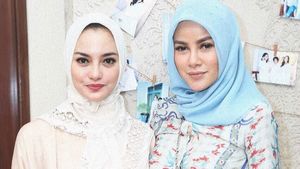 Adu Gaya: Olla Ramlan dan Ririn Ekawati Saat Kompak Pakai Jilbab