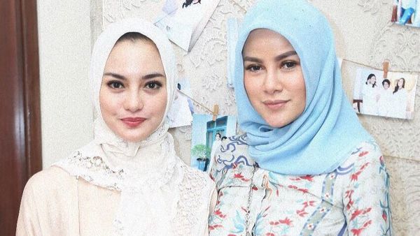 Adu Gaya: Olla Ramlan dan Ririn Ekawati Saat Kompak Pakai Jilbab