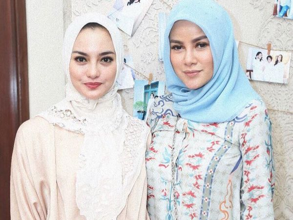 Adu Gaya: Olla Ramlan dan Ririn Ekawati Saat Kompak Pakai Jilbab