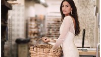 Adapun kiper baru Atletico Madrid, Antonio Adan, punya pasangan cantik bernama Anna Mamore. (Foto: Instagram @annmamore)