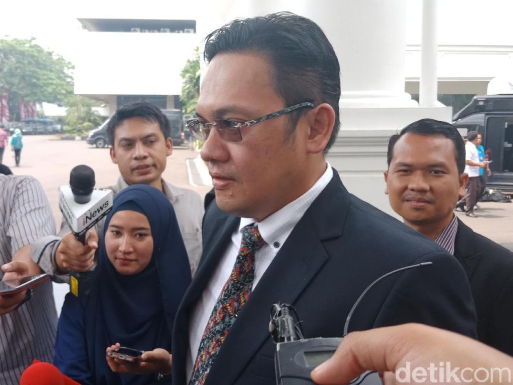 Farhat Abbas Duga Hasnaeni Laporkan Ketua KPU Bermotif Pemerasan