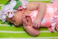 Bayi prematur pakai busana khas Hawaii