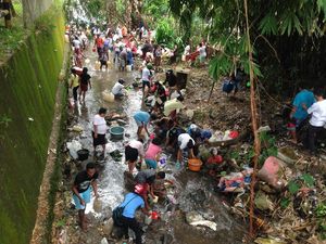 Ratusan Warga Ambon Rebutan Ambil Minyak Tanah di Kali
