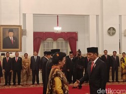 Sumarsono-Ayah Farhat Abbas Terima Tanda Kehormatan dari Jokowi