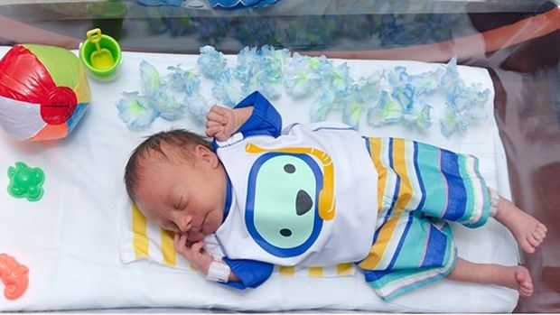 Bayi prematur pakai busana khas Hawaii