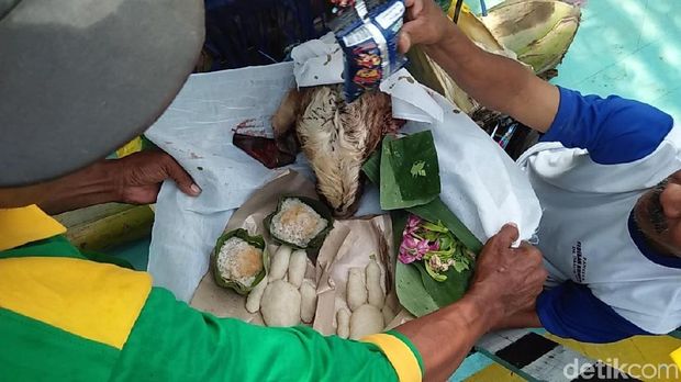 Tradisi Larung Sesaji Desa Dasun di Rembang.