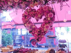 Cantik Banget! Kafe Instagramabe  di London Ini Dipenuhi Bunga Pink