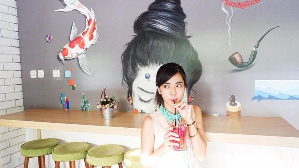 10 Pose Makan Yeslin Wang, Si Langsing yang Hobi Kulineran