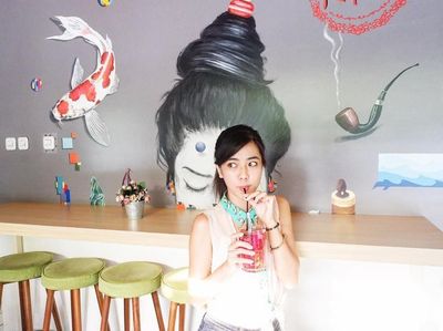 10 Pose Makan Yeslin Wang, Si Langsing yang Hobi Kulineran