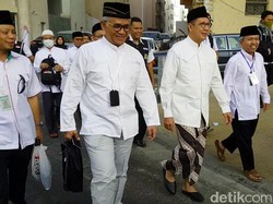 Sarung Batik dan Peci Hitam Gaya Fashion Menag ke Masjidil Haram