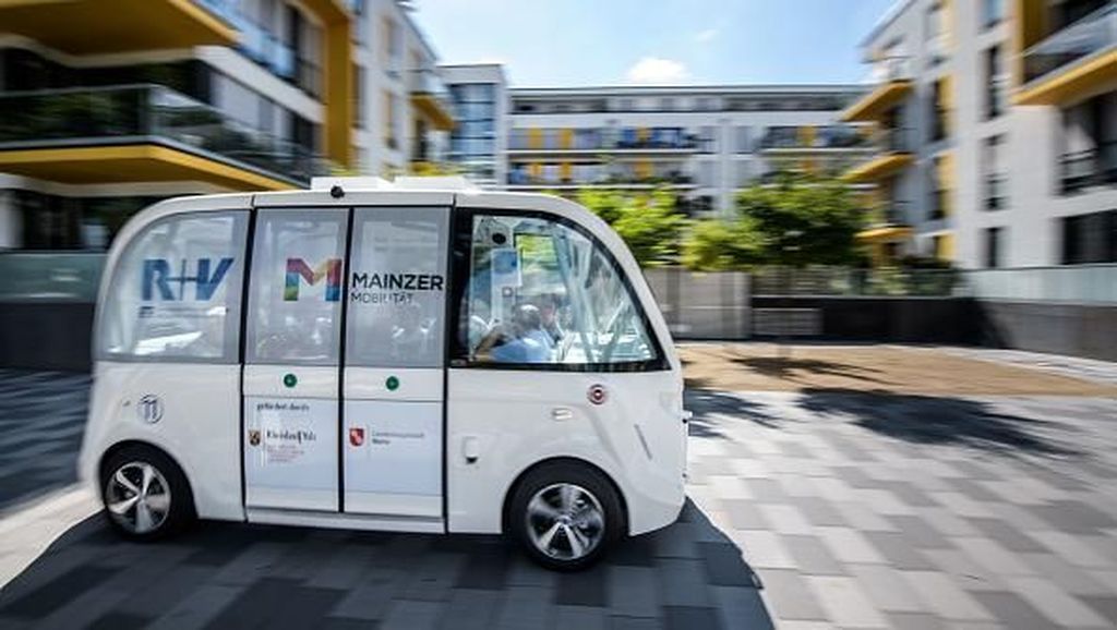 Melihat Uji Coba Bus Tanpa Pengemudi di Jalanan Kota Mainz Jerman Melihat Uji Coba Bus Tanpa Pengemudi di Jalanan Kota Mainz Jerman