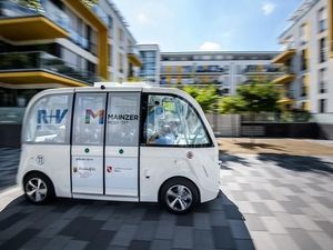 Melihat Uji Coba Bus Tanpa Pengemudi di Jalanan Kota Mainz Jerman Melihat Uji Coba Bus Tanpa Pengemudi di Jalanan Kota Mainz Jerman